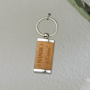 Wooden and metal first name keyring to engrave with its petals