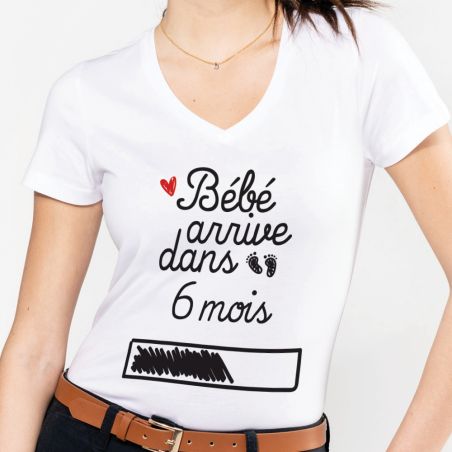 Tee-shirt blanc Col V pour Femme · Modèle Bébé arrive dans 6 mois personnalisable