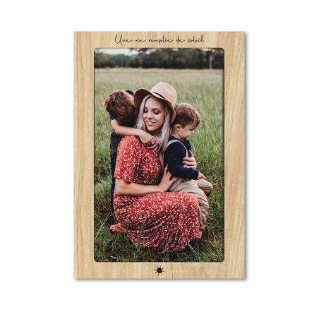 Magnetic portrait format photo frame with wood effect, customizable with text · Compatible with 10 x 15 cm photo