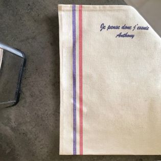 Essuie-vaisselle à rayures bleues et rouges brodé personnalisable · Modèle Je pense donc J'essuie