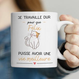 Mug Je travaille pour mon ChatPersonnalisable - Cadeau Anniversaire ou Noël pour Fan de Chats 