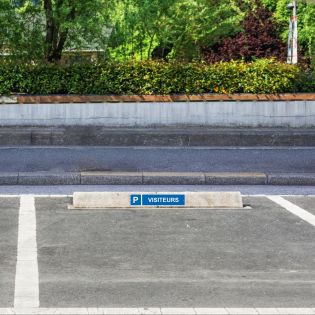 Panneau de signalisation pour parking · Emplacement réservé aux visiteurs