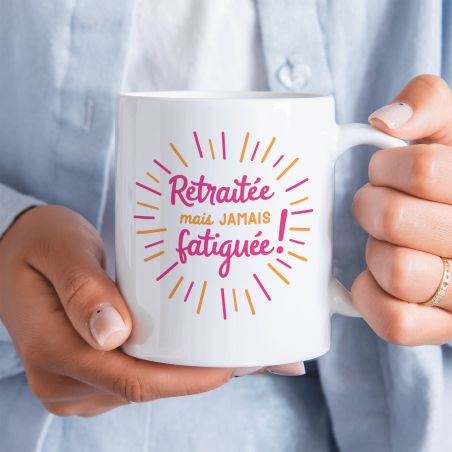 Mug en céramique Retraitée mais jamais fatiguée, 33 cl