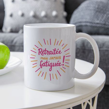 Mug en céramique Retraitée mais jamais fatiguée, 33 cl