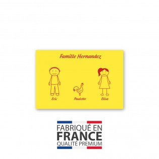 Plaque maison Family personnalisée avec 3 personnages pour boite aux lettres  (format 12x8 cm) - Couleur jaune / rouge