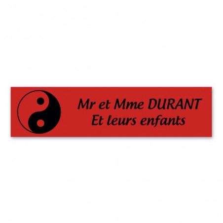 Plaque nom 2 lignes et symbole YIN YANG pour boite aux lettres type Decayeux (100x25mm) couleur rouge lettres noires